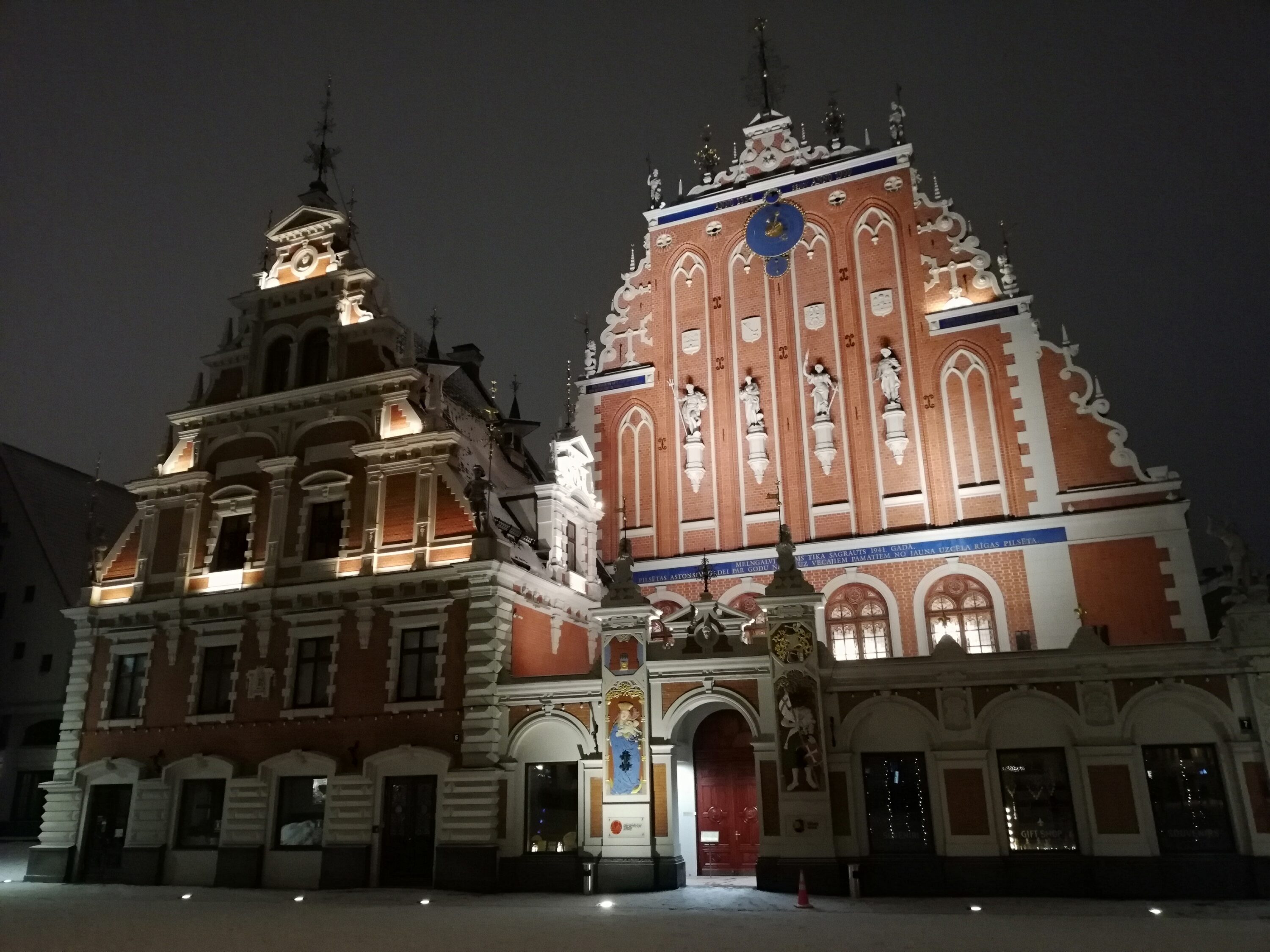 Riga Feketefejűek háza este